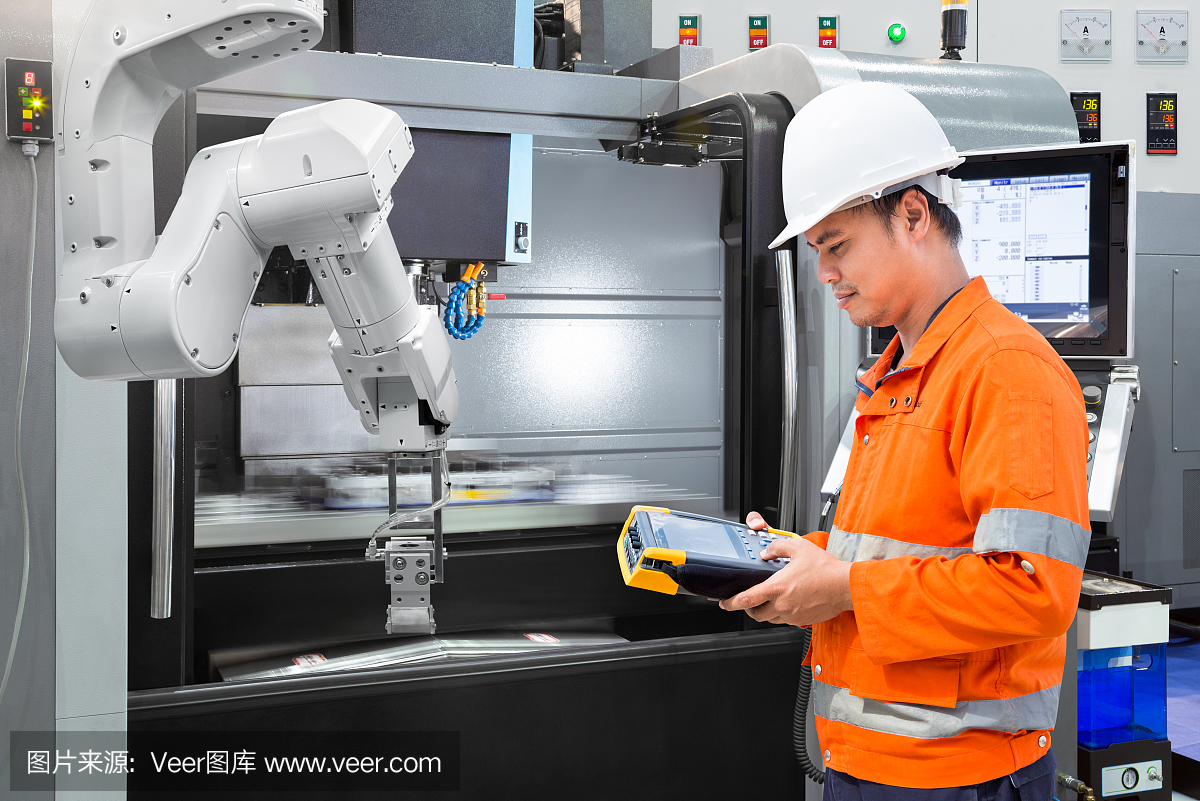 维修工程师在智能工厂用数控机床编程自动机械手。4.0产业概念